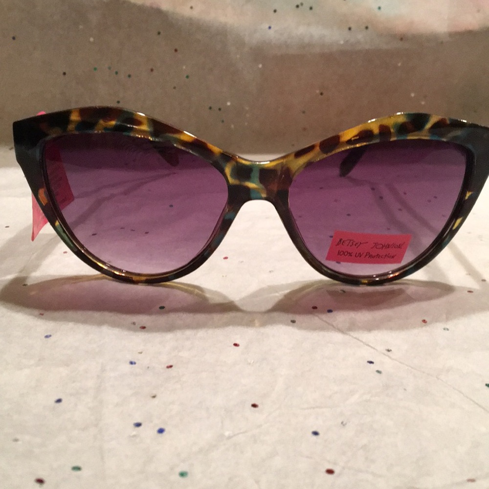 BETSEY JOHNSON MODIFIED CAT EYE SUNGLASSES NWT